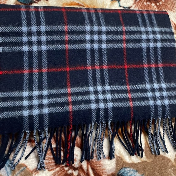 Burberry Winter Scarf Unisex (B) - Picture 4 of 9